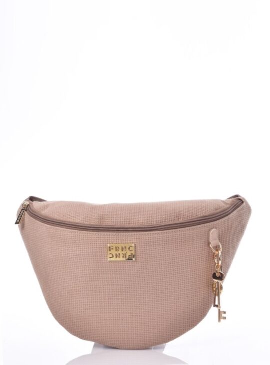 Γυναικεία τσάντα μέσης(belt bag) κατασκευασμένη από οικολογικό δέρμα εξωτερικά και ύφασμα εσωτερικά FRNC 5572. Διαθέτει: Κλείσιμο με φερμουάρ Διακοσμητικό μπρελόκ. Λογότυπο Μπροστά. ΔΙΑΣΤΑΣΕΙΣ: Μήκος: 38 cm Πλάτος: 10 cm Ύψος: 22 cm