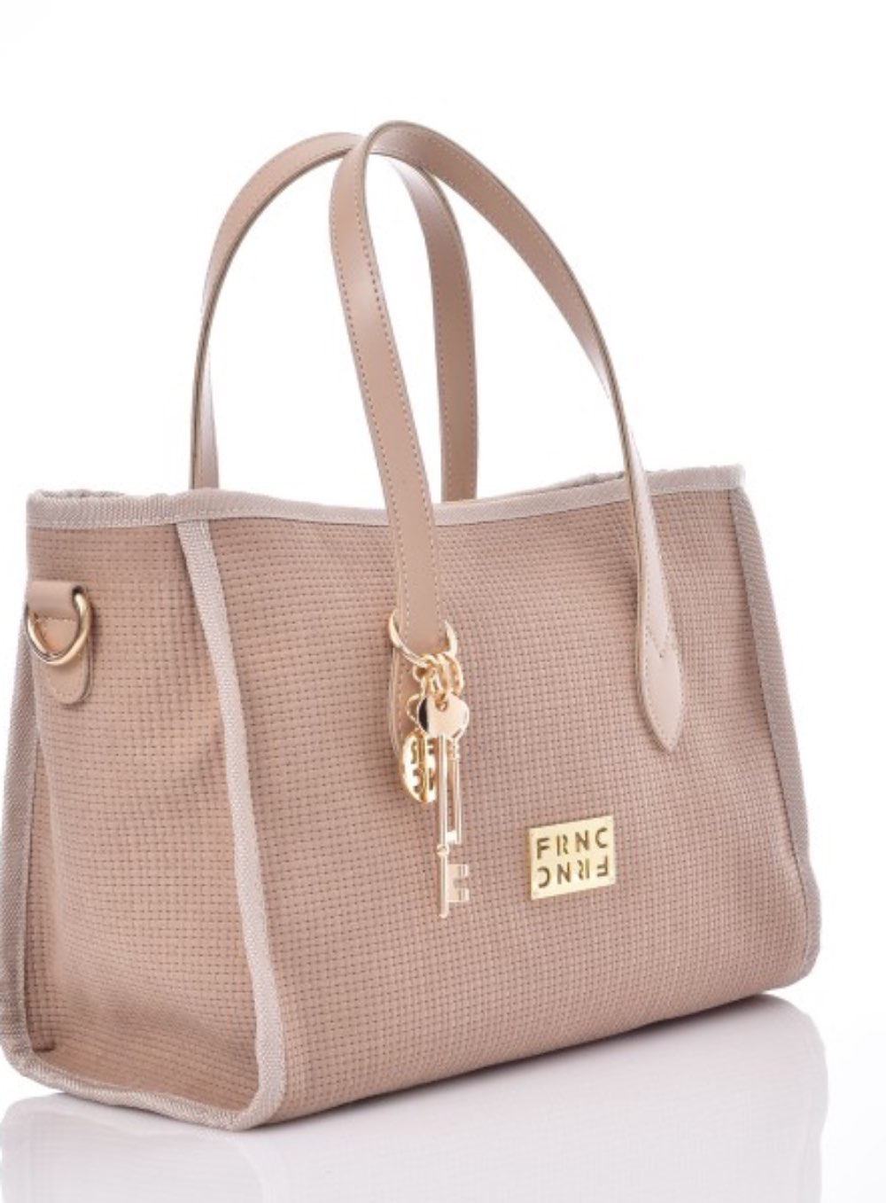 Γυναικεία τσάντα χειρός κατασκευασμένη από οικολογικό δέρμα εξωτερικά και ύφασμα εσωτερικά FRNC 5574. Διαθέτει: Κλείσιμο με φερμουάρ Εσωτερική τσέπη. Διακοσμητικό μπρελόκ. Λογότυπο Μπροστά. Ρυθμιζόμενο ιμάντα που μπορεί και να αφαιρεθεί ΔΙΑΣΤΑΣΕΙΣ: Μήκος: 28 cm Πλάτος: 13 cm Ύψος: 21 cm