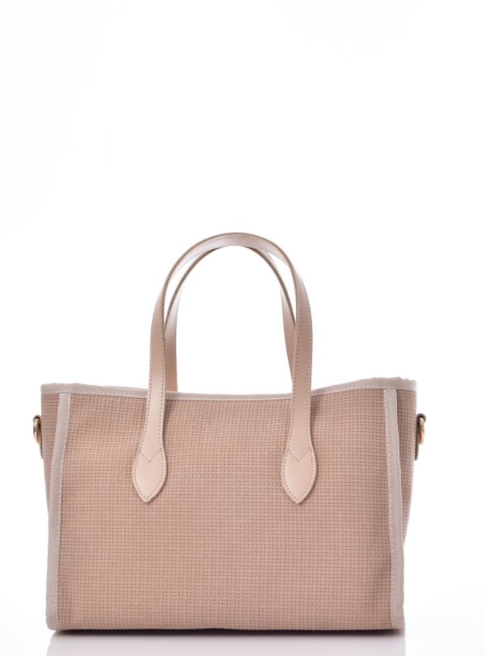 Γυναικεία τσάντα χειρός κατασκευασμένη από οικολογικό δέρμα εξωτερικά και ύφασμα εσωτερικά FRNC 5574. Διαθέτει: Κλείσιμο με φερμουάρ Εσωτερική τσέπη. Διακοσμητικό μπρελόκ. Λογότυπο Μπροστά. Ρυθμιζόμενο ιμάντα που μπορεί και να αφαιρεθεί ΔΙΑΣΤΑΣΕΙΣ: Μήκος: 28 cm Πλάτος: 13 cm Ύψος: 21 cm