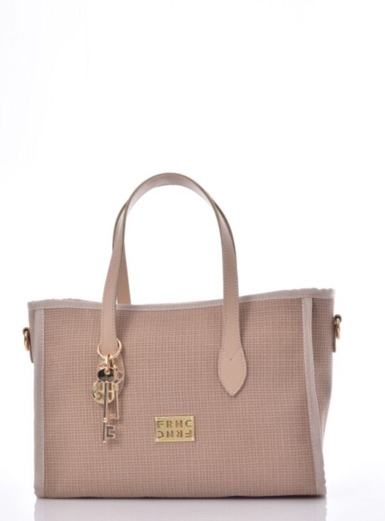 Γυναικεία τσάντα χειρός κατασκευασμένη από οικολογικό δέρμα εξωτερικά και ύφασμα εσωτερικά FRNC 5574. Διαθέτει: Κλείσιμο με φερμουάρ Εσωτερική τσέπη. Διακοσμητικό μπρελόκ. Λογότυπο Μπροστά. Ρυθμιζόμενο ιμάντα που μπορεί και να αφαιρεθεί ΔΙΑΣΤΑΣΕΙΣ: Μήκος: 28 cm Πλάτος: 13 cm Ύψος: 21 cm