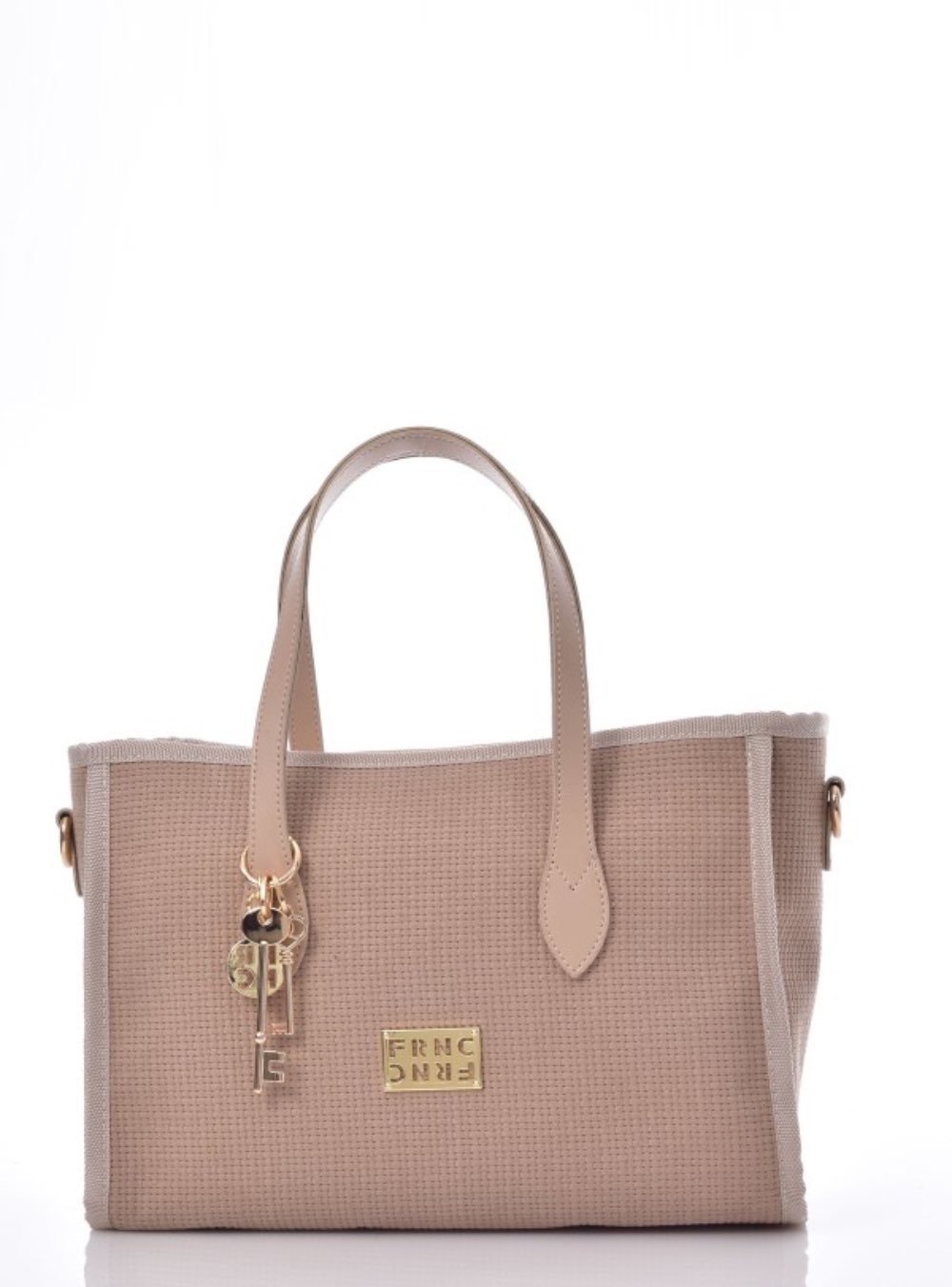 Γυναικεία τσάντα χειρός κατασκευασμένη από οικολογικό δέρμα εξωτερικά και ύφασμα εσωτερικά FRNC 5574. Διαθέτει: Κλείσιμο με φερμουάρ Εσωτερική τσέπη. Διακοσμητικό μπρελόκ. Λογότυπο Μπροστά. Ρυθμιζόμενο ιμάντα που μπορεί και να αφαιρεθεί ΔΙΑΣΤΑΣΕΙΣ: Μήκος: 28 cm Πλάτος: 13 cm Ύψος: 21 cm