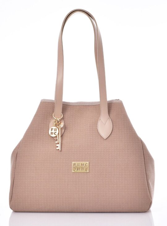 Γυναικεία τσάντα ώμου κατασκευασμένη από οικολογικό δέρμα εξωτερικά και ύφασμα εσωτερικά FRNC 5576. Διαθέτει: Κλείσιμο με μαγνήτη. Εσωτερική τσέπη. Φλουρί με χαραγμένο λογότυπο. Διακοσμητικό μπρελόκ ΔΙΑΣΤΑΣΕΙΣ: Μήκος: 35 cm Πλάτος: 17 cm Ύψος: 28 cm