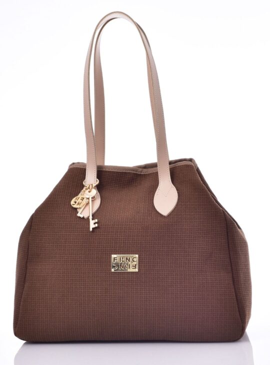 Γυναικεία τσάντα ώμου κατασκευασμένη από οικολογικό δέρμα εξωτερικά και ύφασμα εσωτερικά FRNC 5576. Διαθέτει: Κλείσιμο με μαγνήτη. Εσωτερική τσέπη. Φλουρί με χαραγμένο λογότυπο. Διακοσμητικό μπρελόκ ΔΙΑΣΤΑΣΕΙΣ: Μήκος: 35 cm Πλάτος: 17 cm Ύψος: 28 cm