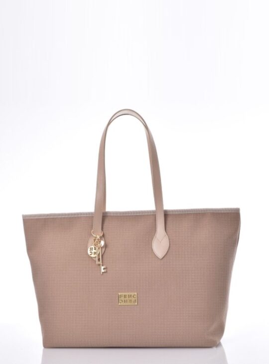 Γυναικεία τσάντα ώμου κατασκευασμένη από οικολογικό δέρμα εξωτερικά και ύφασμα εσωτερικά FRNC 5578. Διαθέτει: Κλείσιμο με φερμουάρ Εσωτερική τσέπη. Διακοσμητικό μπρελόκ. Λογότυπο Μπροστά. ΔΙΑΣΤΑΣΕΙΣ: Μήκος: 47 cm Πλάτος: 9 cm Ύψος: 29 cm