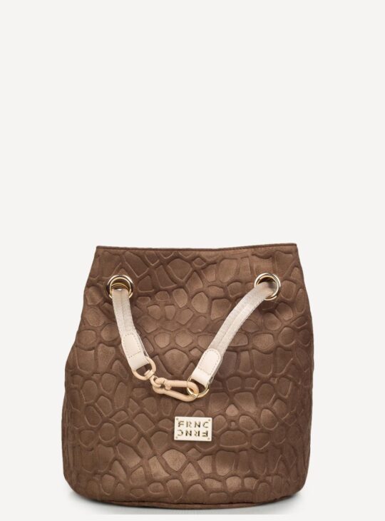 Γυναικεία τσάντα ώμου-πουγκί χιαστί σε καφέ χρώμα με κροκό σχέδιο κατασκευασμένη από οικολογικό δέρμα και ύφασμα FRNC 6193.