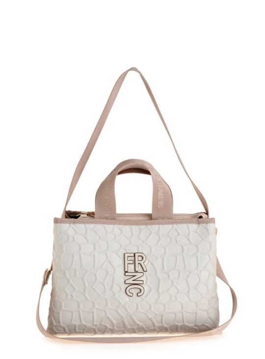 Γυναικεία τσάντα χειρός/ώμου κατασκευασμένη από ύφασμα με ανάγλυφα σχέδια FRNC 6194 PEARL. Ανάγλυφη υφή Λογότυπο FRNC στο μπροστινό μέρος Κλείσιμο με φερμουάρ Εσωτερικές θέσεις για τα προσωπικά σας αντικείμενα Ρυθμιζόμενος ιμάντας που μπορεί να αφαιρεθεί ΔΙΑΣΤΑΣΕΙΣ: Μήκος: 33 cm, Πλάτος: 15 cm, Ύψος: 20 cm.