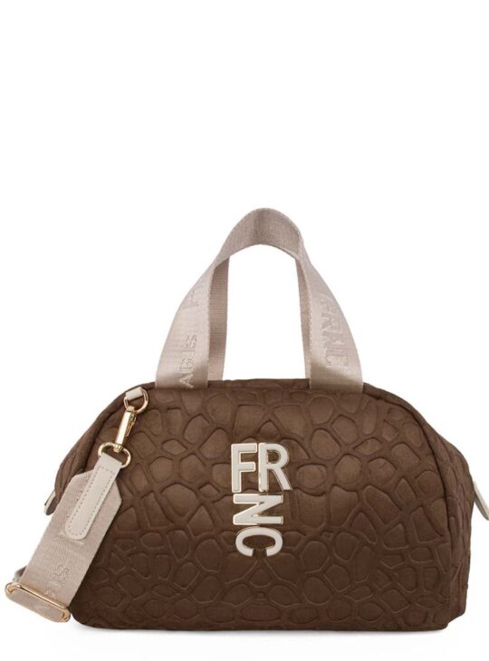 Γυναικεία τσάντα χειρός κατασκευασμένη από ύφασμα με ανάγλυφα σχέδια FRNC 6197 COFFEE. Ανάγλυφη υφή Λογότυπο FRNC στο μπροστινό μέρος Κλείσιμο με φερμουάρ Εσωτερικές θέσεις για τα προσωπικά σας αντικείμενα Ρυθμιζόμενος ιμάντας που μπορεί να αφαιρεθεί ΥΨΟΣ:19cm ΠΛΑΤΟΣ:32cm.