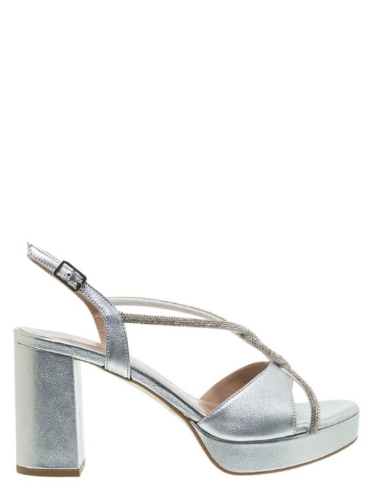 MOURTZI Δερμάτινα πέδιλα με στρας σε ασημί χρώμα με ιδιαίτερο σχέδιο μπροστά. ΥΛΙΚΟ: 100% ΔΕΡΜΑ ΕΣΩΤΕΡΙΚΗ ΕΠΕΝΔΥΣΗ: ΔΕΡΜΑ ΥΨΟΣ ΤΑΚΟΥΝΙΟΥ: 8 cm ΥΨΟΣ ΦΙΑΠΑΣ: 2 cm