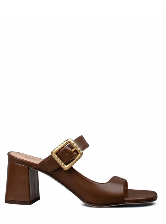 Γυναικεία δερμάτινα mules σε καφέ χρώμα με χρυσή μεταλλική αγκράφα