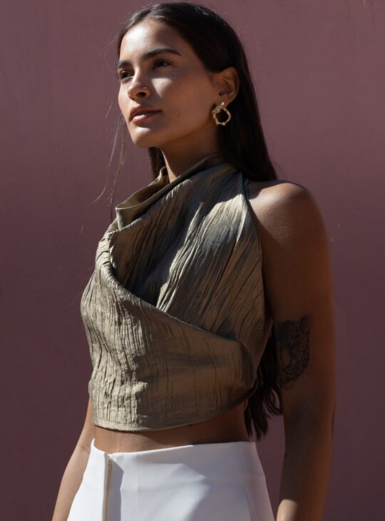 Γυναικείο ντραπέ τοπ που δένει στην πλάτη κατασκευασμένο από υψηλής ποιότητας ανάγλυφο ύφασμα NEMA RESORTWEAR KASBAH TOP.