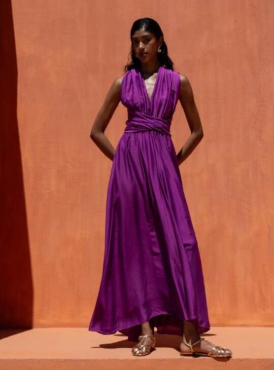 Μακρύ αμάνικο φόρεμα με V ντεκολτέ και ζώνη ίδιου υφάσματος σε μωβ χρώμα NEMA RESORT WEAR CIRA RURPLE. Σύνθεση:82% visk-18% silk