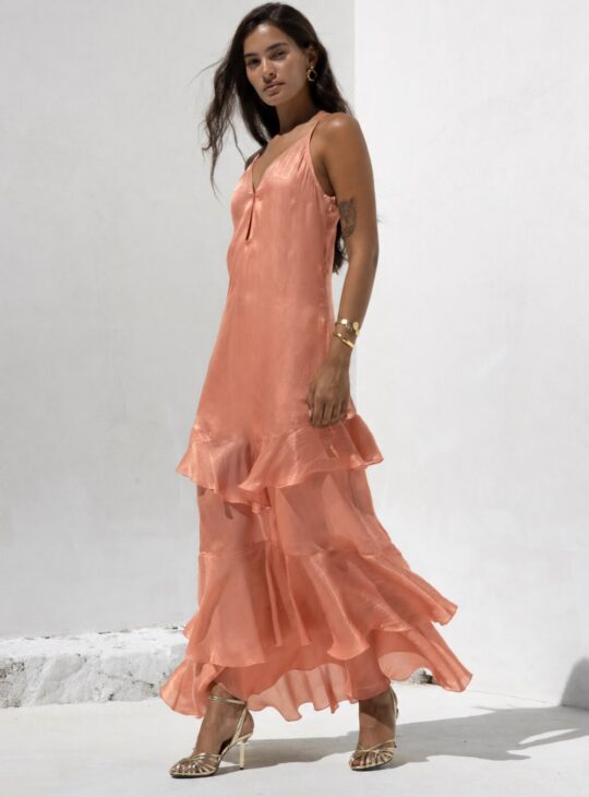 Μακρύ τιραντέ φόρεμα με V ντεκολτέ και βολαν στο τελείωμα σε τέλειο καλοκαιρινό ροδακινί χρώμα peach NEMA RESORT WEAR.
