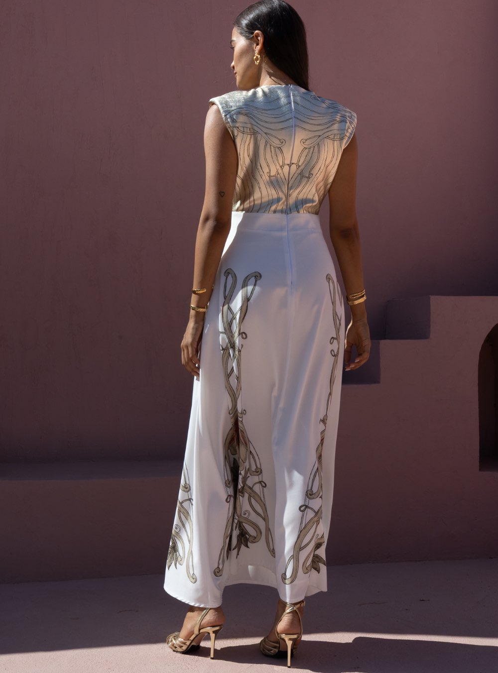 Γυναικείο μάξι φόρεμα αμάνικο με υπέροχο print στο τελείωμά , v λαιμόκοψη,κεντημένο με μεταλλική χρυσή κλωστή και κλείσιμο με φερμουάρ στην πλάτη NEMA RESORTWEAR HAZE DRESS. Αναδεικνύει κομψά την μέση Σύνθεση:88% Pol, 12% El MADE IN GREECE