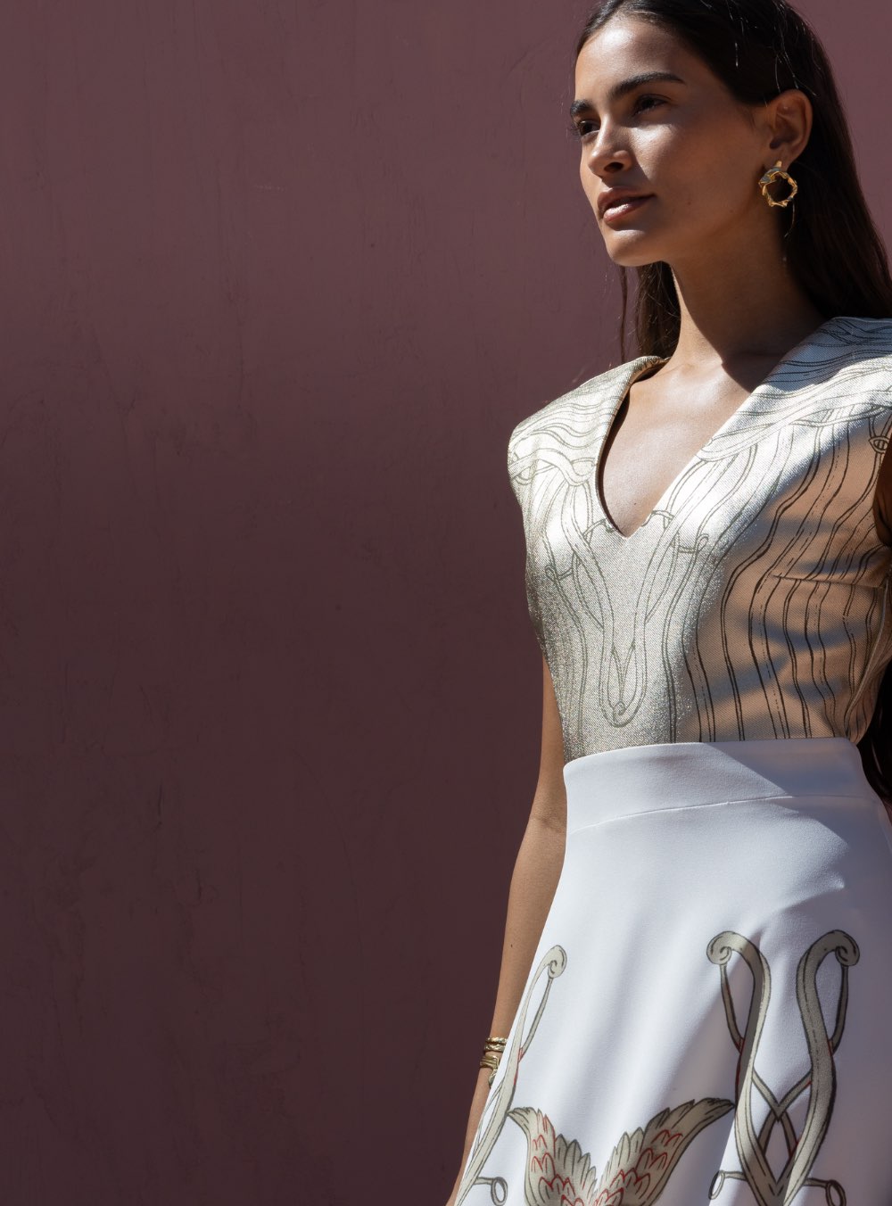 Γυναικείο μάξι φόρεμα αμάνικο με υπέροχο print στο τελείωμά , v λαιμόκοψη,κεντημένο με μεταλλική χρυσή κλωστή και κλείσιμο με φερμουάρ στην πλάτη NEMA RESORTWEAR HAZE DRESS. Αναδεικνύει κομψά την μέση Σύνθεση:88% Pol, 12% El MADE IN GREECE