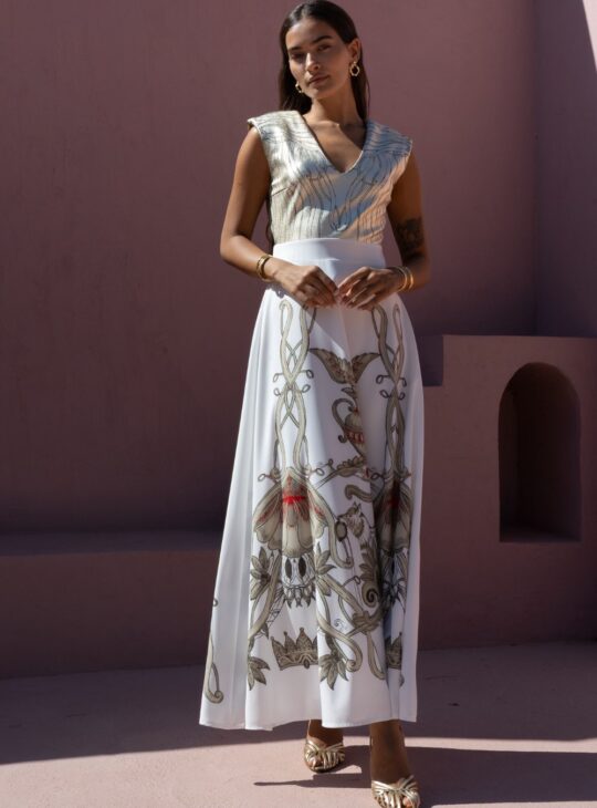 Γυναικείο μάξι φόρεμα αμάνικο με υπέροχο print στο τελείωμά , v λαιμόκοψη,κεντημένο με μεταλλική χρυσή κλωστή και κλείσιμο με φερμουάρ στην πλάτη NEMA RESORTWEAR HAZE DRESS. Αναδεικνύει κομψά την μέση Σύνθεση:88% Pol, 12% El MADE IN GREECE