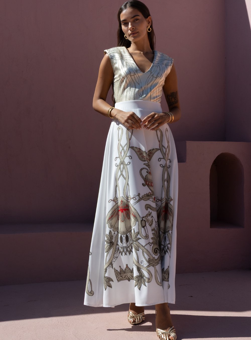 Γυναικείο μάξι φόρεμα αμάνικο με υπέροχο print στο τελείωμά , v λαιμόκοψη,κεντημένο με μεταλλική χρυσή κλωστή και κλείσιμο με φερμουάρ στην πλάτη NEMA RESORTWEAR HAZE DRESS. Αναδεικνύει κομψά την μέση Σύνθεση:88% Pol, 12% El MADE IN GREECE