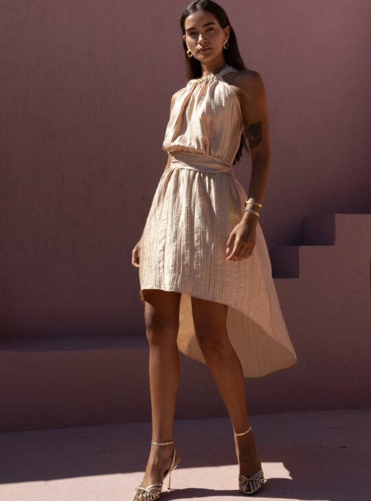 Γυναικείο ασύμμετρο φόρεμα που δένει στο λαιμό και κάνει χιαστί σχέδιο στην πλάτη, κατασκευασμένο από υψηλής ποιότητας ανάγλυφο ύφασμα NEMA RESORTWEAR DAHLI. Σύνθεση:67%RAY-19%NYL-14%POL