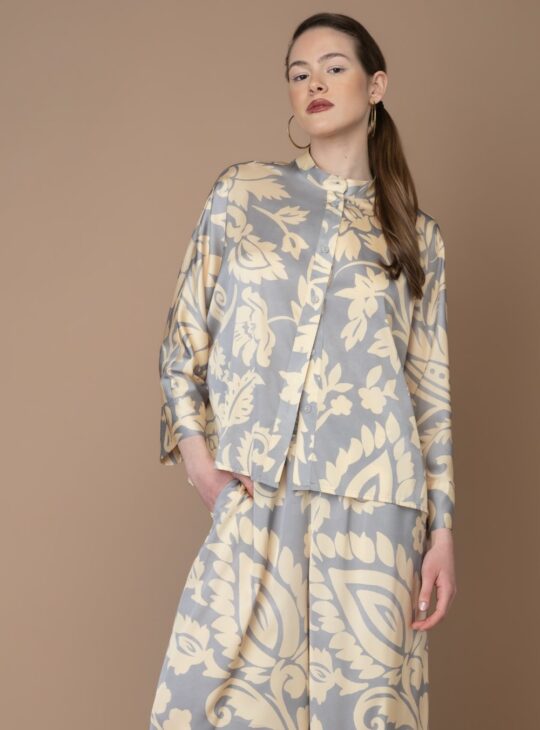 Γυναικείο πουκάμισο με σατινέ απαλή υφή (silky touch) NEW AGE ILIANA Κατασκευασμένη από ανάλαφρο ύφασμα σατινέ. Υπέροχο συνδυασμό χρωμάτων και print. Σύνθεση:65%REC_POL-33%POL-2%SP