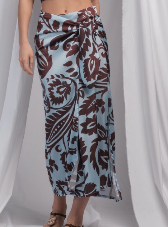 Μίντι φούστα wrap με σατινέ απαλή υφή (silky touch) NEW AGE ROZY Κατασκευασμένη από ανάλαφρο ύφασμα σατινέ. Υπέροχο συνδυασμό χρωμάτων και print. Σύνθεση:65%REC_POL-33%POL-2%SP