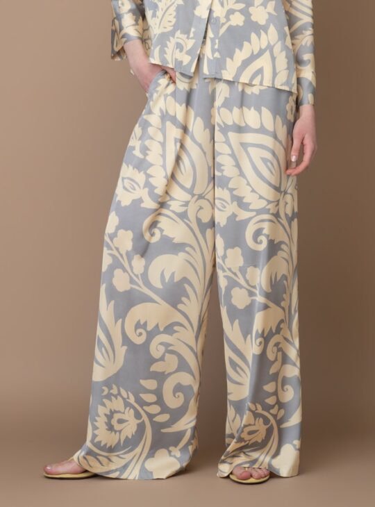 Γυναικεία παντελόνα με λάστιχο στη μέση και σατινέ απαλή υφή (silky touch) NEW AGE ALMYRA Κατασκευασμένη από ανάλαφρο ύφασμα σατινέ.