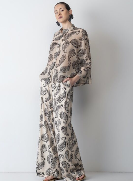 Γυναικεία εμπριμέ παντελόνα κατασκευασμένη από σατινέ ύφασμα με απαλή υφή NEW AGE FASHION ILIANA. Διαθέτει λάστιχο στη μέση. Διαθέτει τσέπες στο πλάϊ.