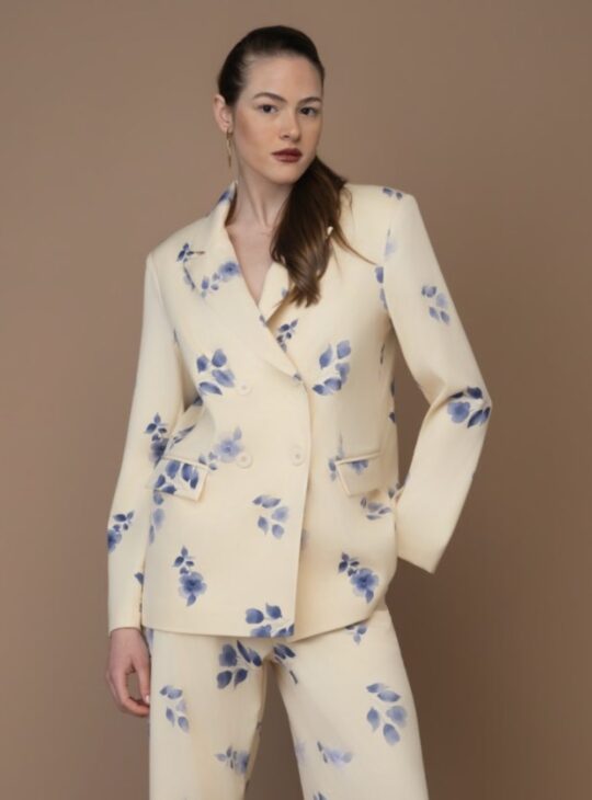 Γυναικείο σακάκι με τέλειο print λουλουδιών και υπέροχο συνδυασμό χρωμάτων κίτρινο pastel- μπλε NEW AGE FASHION. Σύνθεση: 50%POL-5%ELAST Ελληνικής Κατασκευής