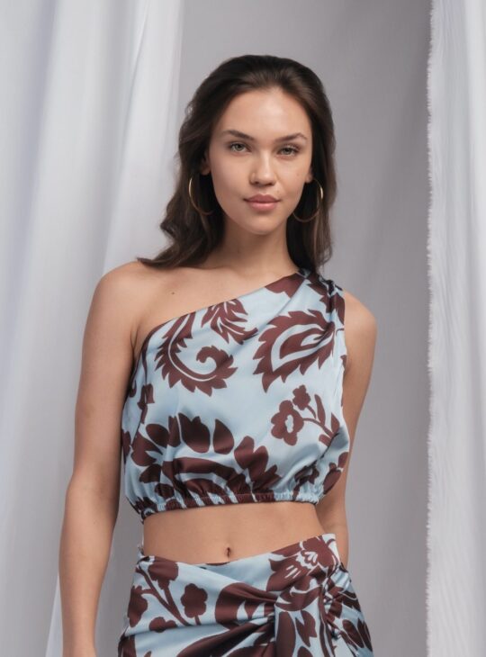 Γυναικείο τοπ cropped με έναν ώμο και σατινέ απαλή υφή (silky touch) NEW AGE ROZY. Κατασκευασμένο από ανάλαφρο ύφασμα σατινέ. Υπέροχο συνδυασμό χρωμάτων και print. Σύνθεση:65%REC_POL-33%POL-2%SP