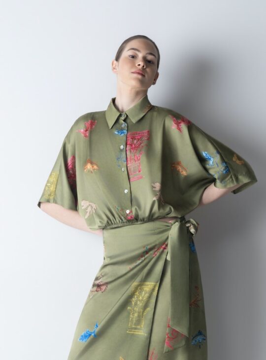 Γυναικείο πουκάμισο με σατινέ απαλή υφή (silky touch) NEW AGE BARI Κατασκευασμένo από ανάλαφρο ύφασμα σατινέ. Υπέροχο συνδυασμό χρωμάτων και print. Σύνθεση:65%REC_POL-33%POL-2%SP