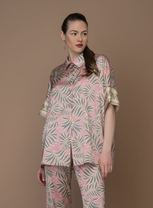 Γυναικείο πουκάμισο με σατινέ απαλή υφή (silky touch) NEW AGE NOTOS Κατασκευασμένη από ανάλαφρο ύφασμα σατινέ. Υπέροχο συνδυασμό χρωμάτων και print. Σύνθεση:65%REC_POL-33%POL-2%SP