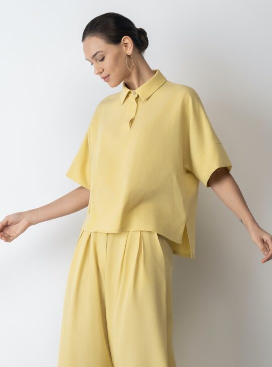 Γυναικεία κοντομάνικη μπλούζα με κουμπί στο γιακά και πλαϊνά ανοίγματα NEW AGE FASHION CALI TOP.Ανακαλύψτε όλη τη νέα μας συλλογή σε γυναικεία ρούχα NEW AGE FASHION.