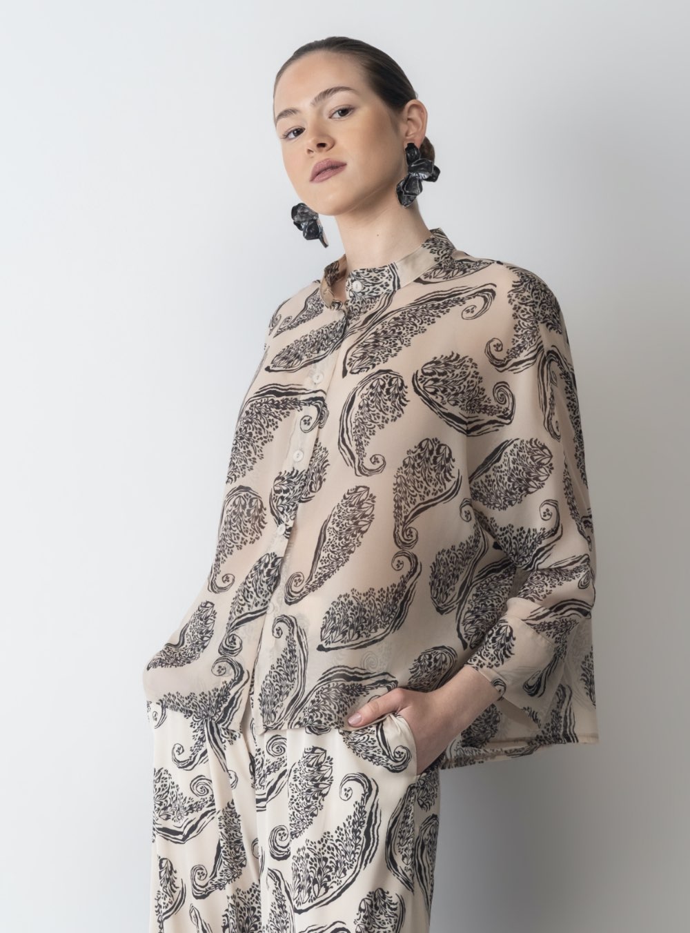 Γυναικείο πουκάμισο εμπριμέ κατασκευασμένο από ανάλαφρο ύφασμα NEW AGE FASHION LIANA SHIRT. Σύνθεση:100% REC POL