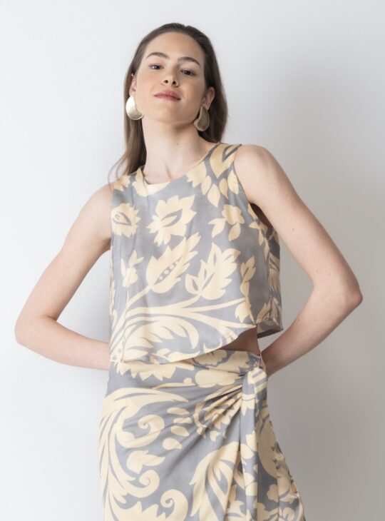 Γυναικεία αμάνικη κοντή μπλούζα με σατινέ απαλή υφή (silky touch) NEW AGE ALMYRA TOP Κατασκευασμένη από ανάλαφρο ύφασμα σατινέ. Υπέροχο συνδυασμό χρωμάτων και print. Σύνθεση:65%REC_POL-33%POL-2%SP