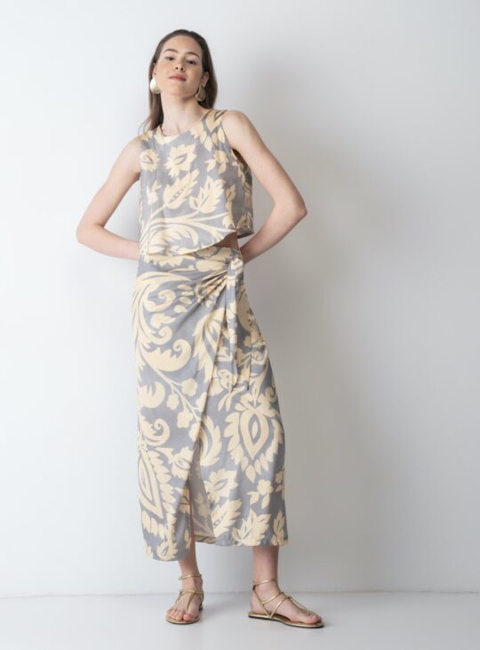 Μίντι φούστα wrap με σατινέ απαλή υφή (silky touch) NEW AGE ALMYRA Κατασκευασμένη από ανάλαφρο ύφασμα σατινέ. Υπέροχο συνδυασμό χρωμάτων και print. Σύνθεση:65%REC_POL-33%POL-2%SP