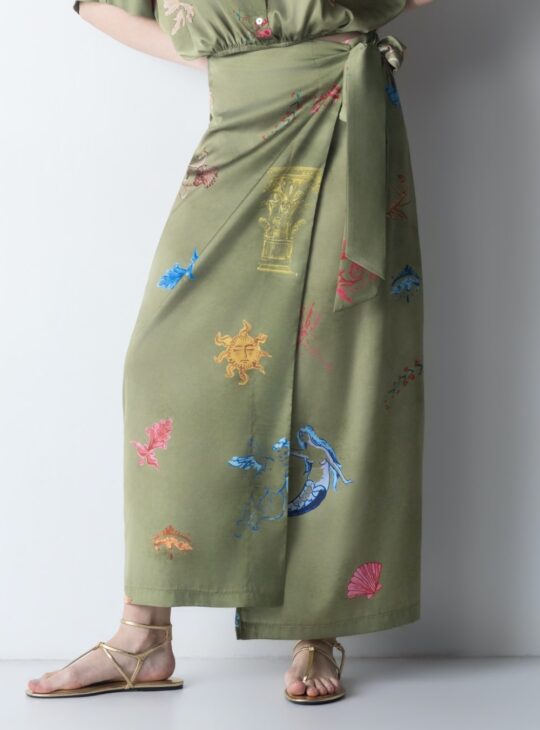 Φούστα wrap με σατινέ απαλή υφή (silky touch) NEW AGE BARI Κατασκευασμένη από ανάλαφρο ύφασμα σατινέ. Υπέροχο συνδυασμό χρωμάτων και print. Σύνθεση:65%REC_POL-33%POL-2%SP