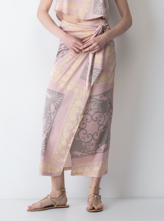 Μίντι φούστα wrap με σατινέ απαλή υφή (silky touch) NEW AGE ALMYRA TOP Κατασκευασμένη από ανάλαφρο ύφασμα σατινέ. Υπέροχο συνδυασμό χρωμάτων και print. Σύνθεση:65%REC_POL-33%POL-2%SP