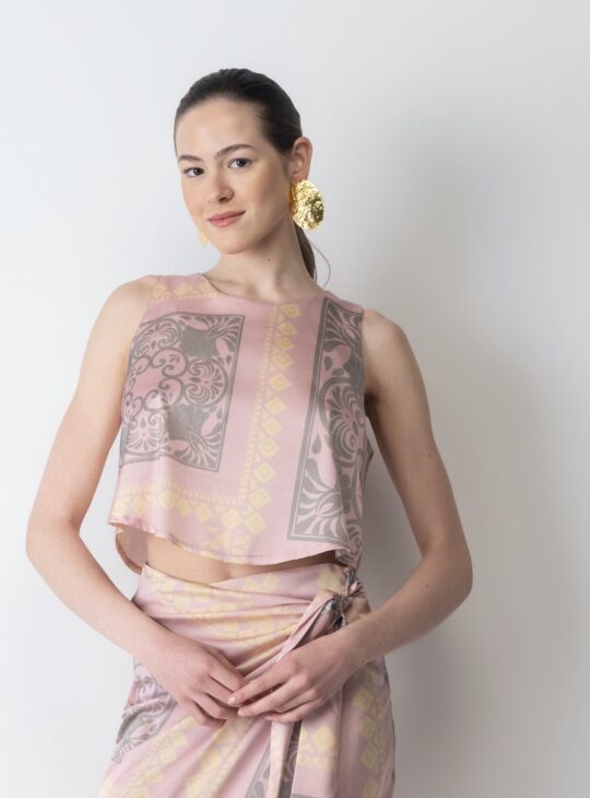 Γυναικεία αμάνικη κοντή μπλούζα με σατινέ απαλή υφή (silky touch) NEW AGE ALMYRA TOP Κατασκευασμένη από ανάλαφρο ύφασμα σατινέ. Υπέροχο συνδυασμό χρωμάτων και print. Σύνθεση:65%REC_POL-33%POL-2%SP