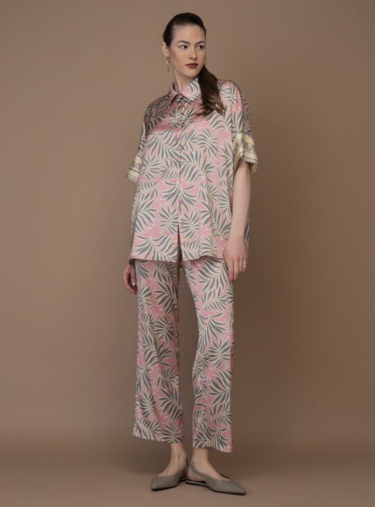 Γυναικεία παντελόνα με λάστιχο στη μέση και σατινέ απαλή υφή (silky touch) NEW AGE NOTOS Κατασκευασμένη από ανάλαφρο ύφασμα σατινέ. Υπέροχο συνδυασμό χρωμάτων και print. Σύνθεση:65%REC_POL-33%POL-2%SP