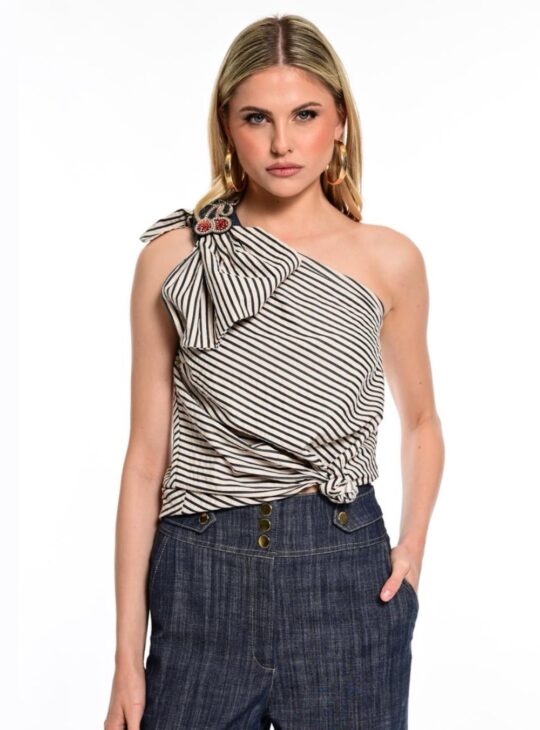 Γυναικεία μπλούζα ριγέ με έναν ώμο και διακοσμητικό κερασάκι με στρας στον φιόγκο WE COSS. Σύνθεση:45%COT-51%POL-4%RAY