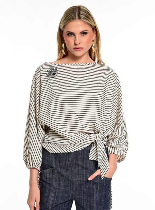 Γυναικεία μπλούζα ριγέ με δέσιμο στο πλάι WE COSS FASHION Χαμόγελο στη λαιμόκοψη. Σύνθεση:51%POL-45%COT-4%RAY