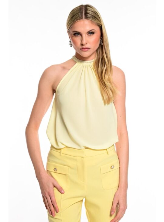 Γυναικεία αμάνικη κίτρινη μπλούζα που δένει στο λαιμό WE COSS. Διαθέτει πέρλες στο δέσιμο. Σύνθεση:100%COT