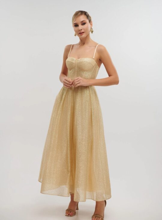 Girly, παραμυθένιο και άκρως λαμπερό τούλινο midi φόρεμα με glitter σε όλη του την επιφάνεια, στην απόχρωση του indigo . Το επάνω μέρος είναι κορσές που δένει χιαστί στην πλάτη. Διαθέτει τιράντες και cups. Η φούστα του είναι σε Άλφα γραμμή και κλείνει πίσω στη μέση με φερμουάρ.
