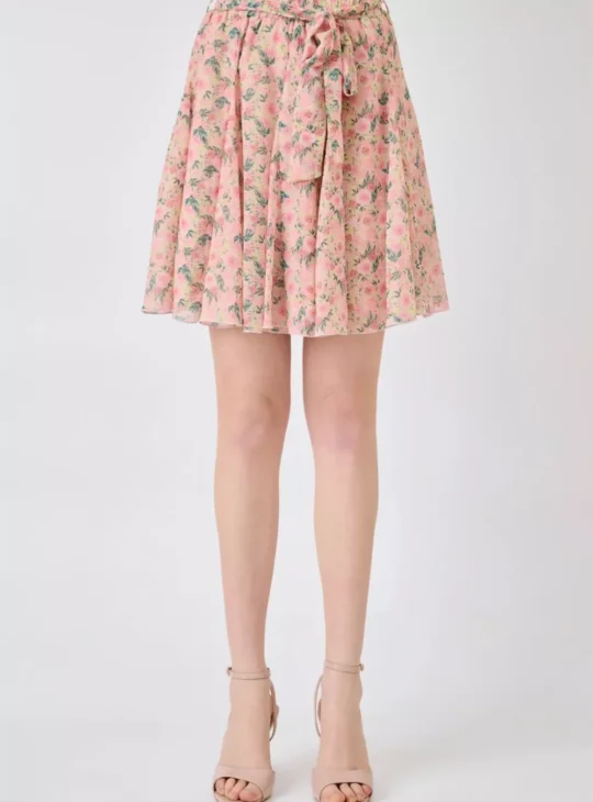 Ρομαντική mini φούστα με floral print σε απαλές ροζ αποχρώσεις, ιδανική για chic και θηλυκές εμφανίσεις.