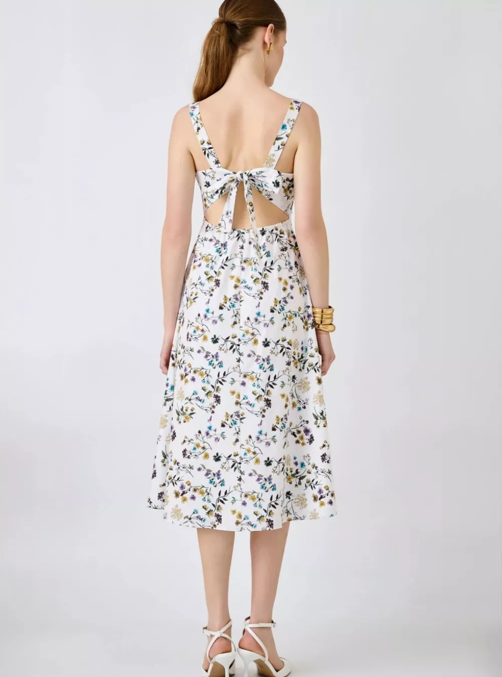 Ρομαντικό midi φόρεμα με floral print σε φωτεινή βάση, ιδανικό για κομψές καλοκαιρινές εμφανίσεις. Διαθέτει ανοιχτό ντεκολτέ και εφαρμοστή γραμμή στο μπούστο που ανοίγει απαλά σε αέρινη φούστα midi μήκους με εσωτερική φόδρα. Η ανοιχτή πλάτη με δέσιμο φιόγκο προσθέτει ξεχωριστή elegant λεπτομέρεια, χαρίζοντας μοντέρνο και ιδιαίτερα θηλυκό χαρακτήρα. Ιδανική επιλογή για γάμο, βάπτιση, cocktail εμφανίσεις ή καλοκαιρινές εξόδους. Διαστάσεις ρούχου S Στήθος: 90 Μέση: 70 Περιφέρεια: 98 M Στήθος: 94 Μέση: 74 Περιφέρεια: 102 L Στήθος: 98 Μέση: 78 Περιφέρεια: 106 Μάκρος από τη μέση 0,80m