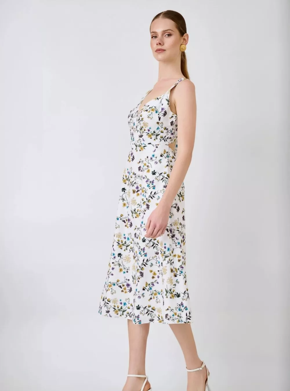 Ρομαντικό midi φόρεμα με floral print σε φωτεινή βάση, ιδανικό για κομψές καλοκαιρινές εμφανίσεις. Διαθέτει ανοιχτό ντεκολτέ και εφαρμοστή γραμμή στο μπούστο που ανοίγει απαλά σε αέρινη φούστα midi μήκους με εσωτερική φόδρα. Η ανοιχτή πλάτη με δέσιμο φιόγκο προσθέτει ξεχωριστή elegant λεπτομέρεια, χαρίζοντας μοντέρνο και ιδιαίτερα θηλυκό χαρακτήρα. Ιδανική επιλογή για γάμο, βάπτιση, cocktail εμφανίσεις ή καλοκαιρινές εξόδους. Διαστάσεις ρούχου S Στήθος: 90 Μέση: 70 Περιφέρεια: 98 M Στήθος: 94 Μέση: 74 Περιφέρεια: 102 L Στήθος: 98 Μέση: 78 Περιφέρεια: 106 Μάκρος από τη μέση 0,80m
