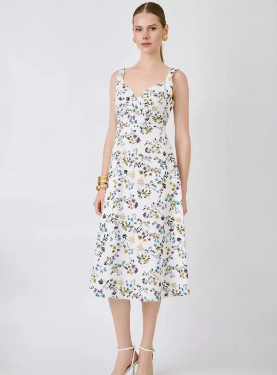 Ρομαντικό midi φόρεμα με floral print σε φωτεινή βάση, ιδανικό για κομψές καλοκαιρινές εμφανίσεις. Διαθέτει ανοιχτό ντεκολτέ και εφαρμοστή γραμμή στο μπούστο που ανοίγει απαλά σε αέρινη φούστα midi μήκους με εσωτερική φόδρα. Η ανοιχτή πλάτη με δέσιμο φιόγκο προσθέτει ξεχωριστή elegant λεπτομέρεια, χαρίζοντας μοντέρνο και ιδιαίτερα θηλυκό χαρακτήρα. Ιδανική επιλογή για γάμο, βάπτιση, cocktail εμφανίσεις ή καλοκαιρινές εξόδους. Διαστάσεις ρούχου S Στήθος: 90 Μέση: 70 Περιφέρεια: 98 M Στήθος: 94 Μέση: 74 Περιφέρεια: 102 L Στήθος: 98 Μέση: 78 Περιφέρεια: 106 Μάκρος από τη μέση 0,80m